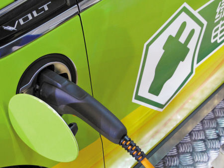 一款正在充电的新能源汽车。