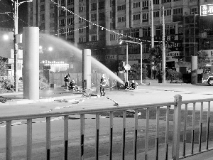 消防官兵用水枪稀释被挖断管道内泄漏的天然气。 本报通讯员 刘枭 首席记者 裴强 摄