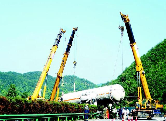 福银高速天然气槽车侧翻 所幸20吨气体未泄漏