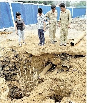 管道被挖断 燃气冲出两米高 管道被挖断 燃气冲出两米高