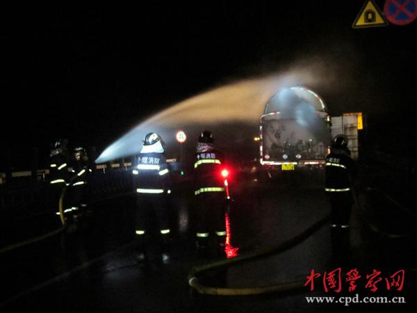 天然气罐车泄漏起火 十堰郧西消防成功处置