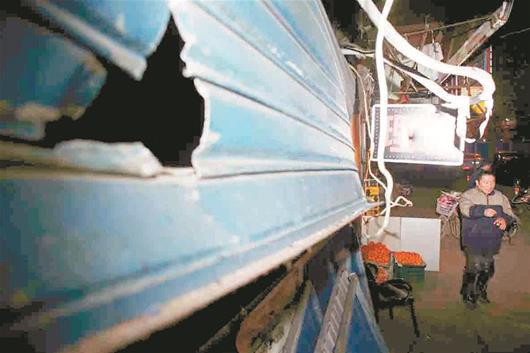 楚天都市报讯 (记者刘毅 王翮)昨晚,汉口解放南路和大智路交会处同庆阁社区内,一家小餐馆发生燃气爆燃事故,造成5人不同程度受伤。