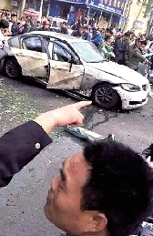 安阳街头煤气罐爆炸 宝马车被炸毁1人死亡