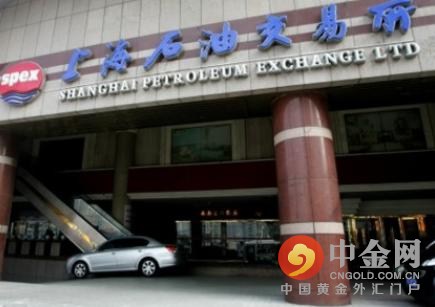 上海石油天然气交易中心相关负责人告诉《第一财经日报》记者,在交易中心发展初期,确定的是“一个中心、二种模式、三个产品”的运营架构。也就是在上海石油天然气交易中心,运用挂牌(协商)和竞价两种交易模式,对管道天然气(PNG)、液化天然气(LNG)以及LNG接收站窗口期三个品种进行交易。