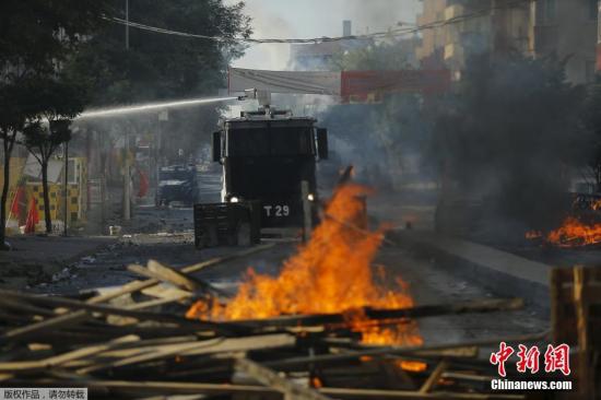 当地时间2015年7月25日,土耳其安卡拉,民众示威抗议7月20日土耳其边境爆炸事故造成30人丧生,防暴警察逮捕示威者。7月20日,土耳其东南部靠近叙利亚边境的叙吕奇镇一个文化中心发生爆炸。这起爆炸事件造成30人。 视频:库尔德工人党谴责土军方空袭:停火协议无意义 来源:央视新闻