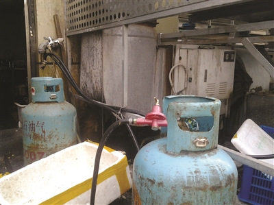 南京一公寓煤气爆炸2人重伤阳台门窗被炸飞(图)