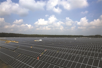 徐州顺泰新能源发电公司新能源项目全部建在睢宁县魏集镇废弃的古黄河滩涂上,工程一期占地1300余亩,发电装机容量15兆瓦,预计2015年12月并网发电。图为15日,电力工作人员在检测设备,为发电做准备。 刘 阳 崔文超摄 VIJS(视觉江苏网)供图