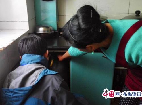 点击图片翻到下一页>> 吉林延吉:煤气管道老化 白丰社区及时排查