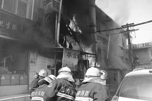 消防扑救 西部商报记者魏晓倩 摄